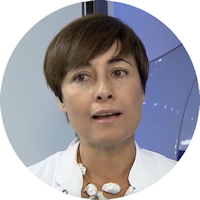 una mujer con cabello castaño corto