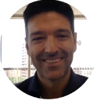 un hombre sonriendo para la cámara