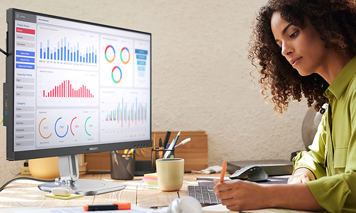 Una mujer está trabajando con los monitores Philips certificados con TCO Edge.