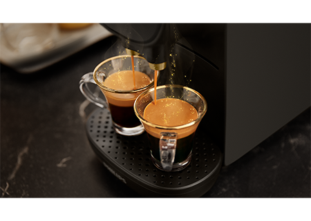 Imagen más cercana de la cafetera de cápsulas L’OR Sublime preparando dos espresos