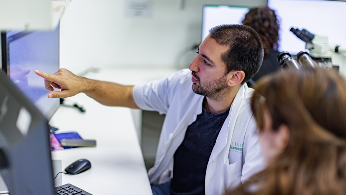 Patólogos utilizando IntelliSite Pathology -  